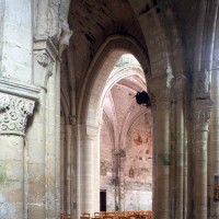 Vue partielle du transept vers le nord-est depuis le bas-côté sud de la nef (1995)