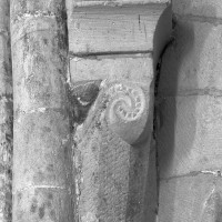 Chapiteau de la retombée sud-ouest de la voûte du bras nord du transept, coupé par l'arcade nord de la croisée (1995)