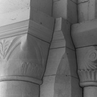 Chapiteaux à la jonction des première et deuxième travées (2000)