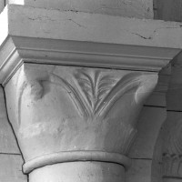 Chapiteau de l'arc doubleau entre les première et deuxième travées (2000)