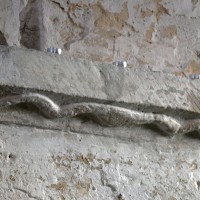 Tailloir d'une pile de la nef décoré d'un serpent (2017)