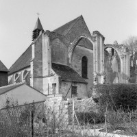 L'église vue du sud-est, avec les ruines du transept et du choeur (1979)