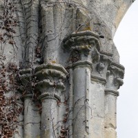 Chapiteaux et colonnettes associés à la retombée d'une voûte et à une fenêtre du bas-côté nord (2016)