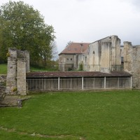 Les vestiges de l'église vus de l'est et la protection du mur ouest de la crypte et de ses chapiteaux (2016)