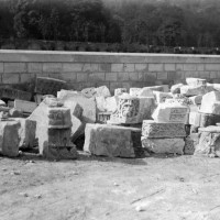 Chapiteaux et éléments sculptés conservés après la démolition de l'église (photo Chanoine Eugène Müller, archives de la Société d'Histoire et d'Archéologie de Senlis)