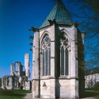 La chapelle de l'abbé et les ruines de l'abbatiale vues de l'est (1995)