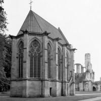 La chapelle vue du nord-est avec, au fond, les ruines du bras nord du transept de l'abbatiale (1995)