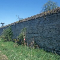 Le mur de clôture de l'abbaye