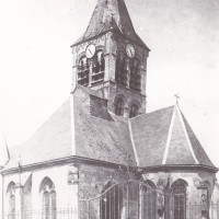 L'église vue du sud-est, au début du 20ème siècle, avant la chute du clocher (Arch. Phot. Paris / S.P.A.D.E.M.)