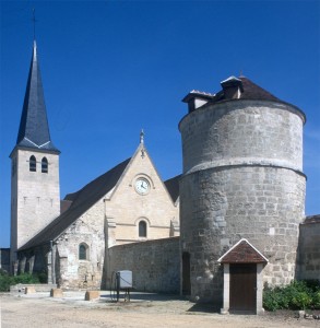 L'église vue du nord-ouest, depuis le site de l'ancien prieuré (1997)