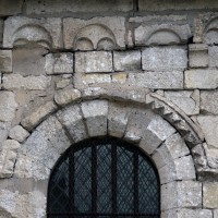 Fenêtre et corniche beauvaisine au mur est du bras nord du transept (2017)