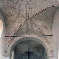 Les voûtes d'arêtes des deuxième et troisième travées de la nef vue vers l'est (1995)
