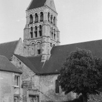 Vue partielle de la nef et du clocher depuis le nord (1974)