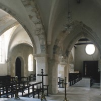 L'intérieur vu vers le sud-ouest avec la chapelle sud à gauche et la travée du clocher à droite (1995)