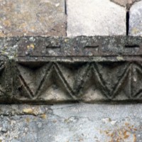 Moulure à décor de zigzags et de croix de la façade (1992)