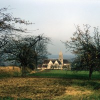 L'église dans son environnement vue du sud (1972)
