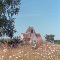 L'église dans son environnement vue de l'est (2004)