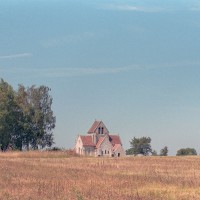 L'église dans son environnement vue de l'est (2004)