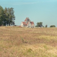 L'église dans son environnement vue de l'est (2004)