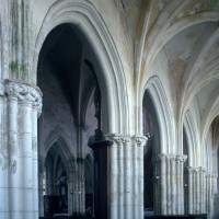 Les arcades de la nef vues vers le nord-est depuis le bas-côté sud (1995)