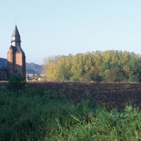 L'église dans son environnement vue du nord-est (1996)