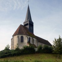 L'église dans son environnement vue du nord-est (2016)