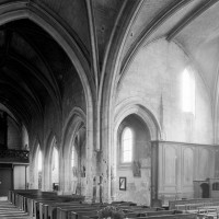 Vue partielle de la nef et du bras nord du transept vers le nord-ouest (1979)
