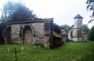 Les ruines de l'église vue du sud-ouest (1997)