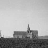 L'église dans son environnement vue du sud (1975)