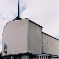 L'église vue du nord-est avec le baptistère au premier plan (2004)