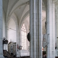 Vue partielle du choeur depuis le bas-côté sud de la nef (2003)