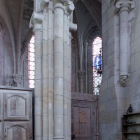 Pilier recevant les arcades communiquant entre la chapelle et le choeur (2001)