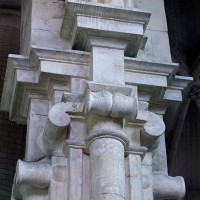Chapiteau du pilier recevant les arcades communiquant entre le choeur et la chapelle (2001)
