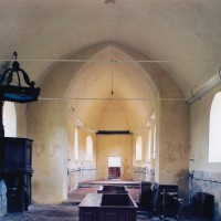 L'intérieur de l'église en cours de restauration, vu vers l'est (2004)