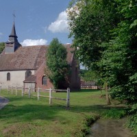 L'église dans son environnement vue du sud (2002)