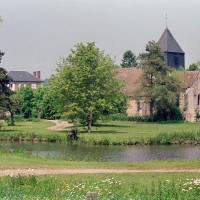 L'église dans son environnement vue du sud-est (2001)