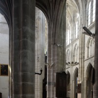 Vue partielle de la nef et du transept sud vers le nord-ouest depuis le bas-côté sud du choeur (2016)