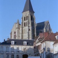 L'église dans son environnement vue du sud-ouest (2008)