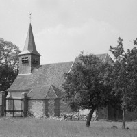 L'église dans son environnement vue du sud (1974)