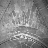 Détail de la voûte d'ogives de la travée sous clocher du choeur du 12ème siècle (refaite différemment au 19ème siècle).