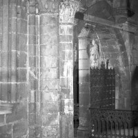 Vue partielle de la travée sous clocher du choeur du 12ème siècle.