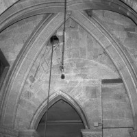 La voûte d'ogives de la travée sous clocher du choeur du 12ème siècle (refaite différemment au 19ème siècle).