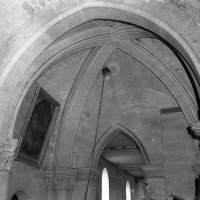 La voûte d'ogives de la travée sous clocher du choeur du 12ème siècle (refaite différemment au 19ème siècle).