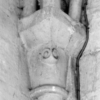 Chapiteau du 12ème siècle au revers du mur est de la travée du clocher (1980)