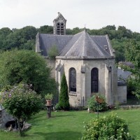 L'église dans son environnement vue du sud-est (2008)