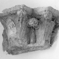 Chapiteau du dernier quart du 12ème siècle de l'ancien hôtel-dieu conservé dans l'église (2001)