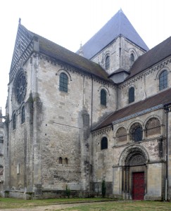 Vue partielle du bras nord du transept et de la nef depuis le nord-ouest (2015)