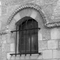 Fenêtre romane au sud du choeur de la chapelle de l'Abbé (1997)