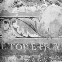 Décor peint avec inscription à l'angle sud-est de la chapelle préromane (1974)
