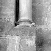Colonnette et base associées à une fenêtre de la nef (1980)